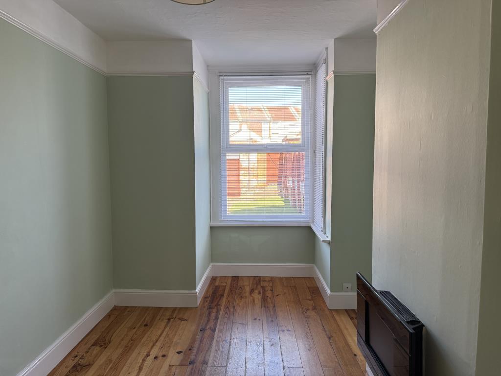 Lot: 123 - TERRACED HOUSE READY FOR OCCUPATION OR INVESTMENT - Dining room with painted walls and wooden floor